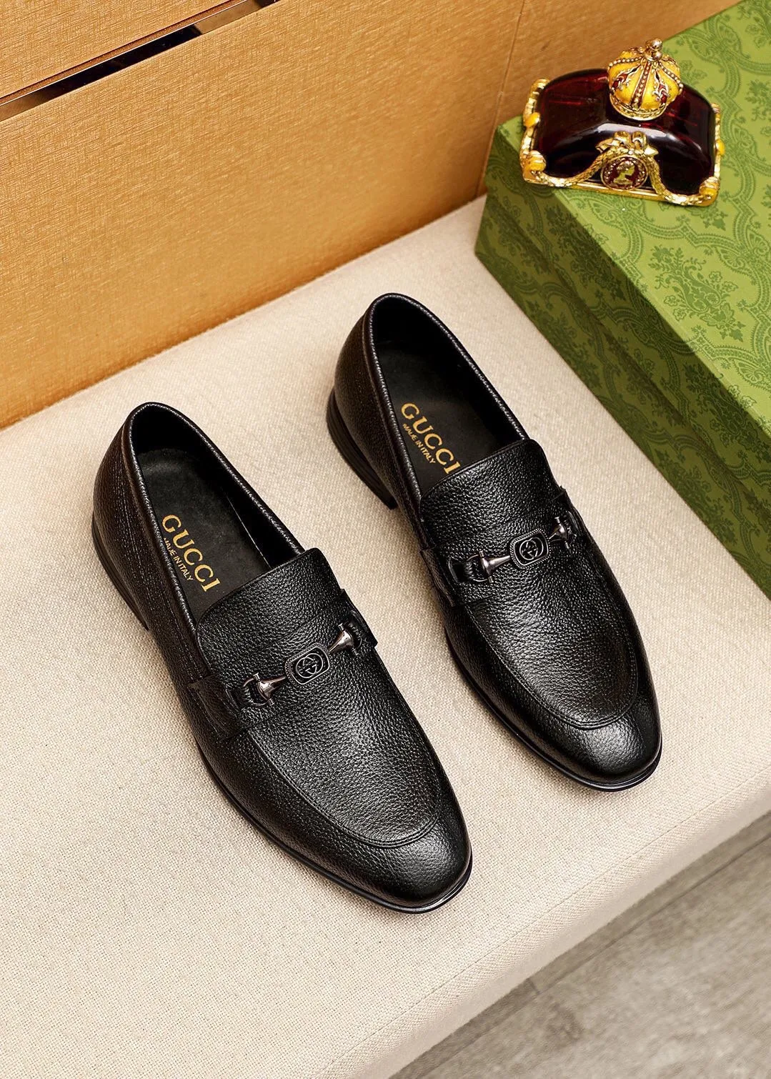 Men's shoes 💰460 💐 Product trademark: GUCCI "Gucci" casual leather shoes Regular size: 39-44 (38.45.46🉑️Customized) Product materials: Selected imported first-layer calfskin upper + luxury hardware buckle, imported cowhide leather lining. Strong three-dimensional visual effect, rubber outsole Color: 1⃣️color optional